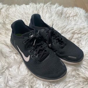 Black nike running shoes